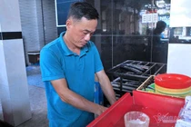 Bố Tiến Linh: 'Tôi chỉ biết khóc vì thương khi thấy người xem mắng con mình'