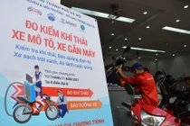 Nhiều người đưa xe đến kiểm tra chỉ tiêu khí thải