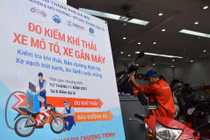 Nhiều người đưa xe đến kiểm tra chỉ tiêu khí thải