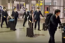 Nhóm 2 tuyển Nhật Bản và các trọng tài đã đến Việt Nam