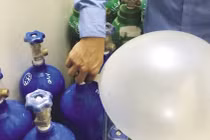 Yếu liệt chân vì bóng cười 