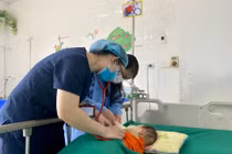 Vỡ tim vì đập ngực vào vô lăng ô tô, trẻ được cứu sống đầy kỳ tích.