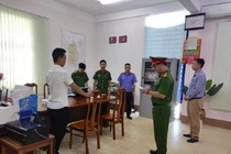 Cơ quan Cảnh sát điều tra Công an tỉnh Gia Lai tống đạt quyết định khởi tố bị can đối với ông Lê Việt Hưng (áo trắng). Ảnh: Công an cung cấp.