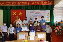 Thay mặt ban tổ chức, nhà báo Bùi Hương trao tặng 5 triệu đồng tiền mặt, 100 thùng sữa và các trang thiết bị y tế cho BS CKI Nguyễn Trung Tín, Giám đốc Bệnh viện Dã chiến số 1, tỉnh Đồng Nai.
