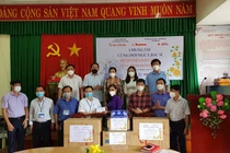 Thay mặt ban tổ chức, nhà báo Bùi Hương trao tặng 5 triệu đồng tiền mặt, 100 thùng sữa và các trang thiết bị y tế cho BS CKI Nguyễn Trung Tín, Giám đốc Bệnh viện Dã chiến số 1, tỉnh Đồng Nai.