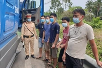 5 người thuê xe container trốn trong cabin để tránh chốt kiểm soát dịch