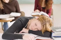 7 bệnh từ thói quen ngủ gục trên bàn