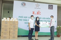 Thầy thuốc ưu tú - BSCKII Trần Văn Khanh – Giám đốc Bệnh viên Lê Văn Thịnh TP Thủ Đức, TPHCM (bìa phải) tiếp nhận 10.000 sản phẩm dược liệu từ Công ty CP Đông Nam Dược Vĩnh Phúc và đơn vị đồng hành là Siêu thị Ô tô Hà Nội.