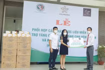 Thầy thuốc ưu tú - BSCKII Trần Văn Khanh – Giám đốc Bệnh viên Lê Văn Thịnh TP Thủ Đức, TPHCM (bìa phải) tiếp nhận 10.000 sản phẩm dược liệu từ Công ty CP Đông Nam Dược Vĩnh Phúc và đơn vị đồng hành là Siêu thị Ô tô Hà Nội.