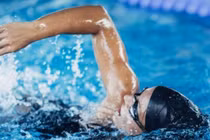 Bơi sai hại cột sống