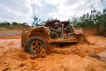 Video: Lính thủy Đánh bộ Mỹ thục luyện điều khiển xe địa hình UTV