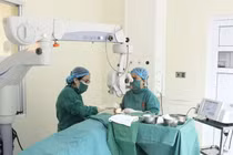 Hỏng mắt vì sợ mổ đục thủy tinh thể