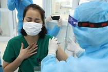 Nữ điều dưỡng sốt nhẹ sau khi tiêm vacine Covid-19