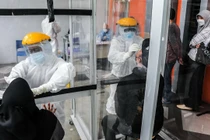 Bê bối tái sử dụng 20.000 tăm bông ngoáy mũi họng