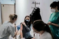 169 người châu Âu bị đông máu sau tiêm vaccine AstraZeneca