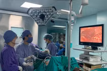 Lấy sỏi thận khủng trên bệnh nhân thận móng ngứa hiếm gặp