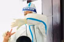 Các bệnh nhi Covid-19 cũng vui mừng đón tết đoàn viên giữa các bệnh viện dã chiến.