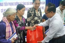 Tân Hiệp Phát tặng quà cho các gia đình chính sách nhân dịp 27/7