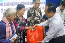 Tân Hiệp Phát tặng quà cho các gia đình chính sách nhân dịp 27/7