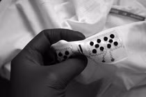 Lưới điện siêu nhỏ thu năng lượng từ cơ thể người