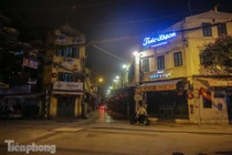 Dịch COVID-19 diễn biến phức tạp, phố phường Thủ đô vắng lặng buổi tối