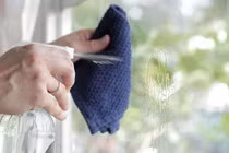 Giấm làm sạch cửa kính