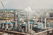 Khoảng 800 thường dân đang “trú ẩn” tại nhà máy hóa chất Azot