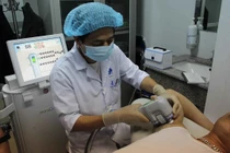 Chữa dứt điểm hôi nách bằng công nghệ vi sóng