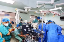 Đi ô tô xuyên đêm từ Huế ra Hà Nội để nhận trái tim hiến tặng.