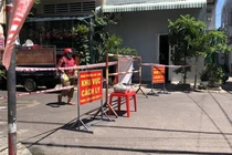 Tiếp tế lương thực cho người dân trong khu vực bị phong tỏa tại tổ 18, khu vực 4, phường Hải Cảng, Quy Nhơn. (Ảnh: Nguyên Linh/TTXVN) 