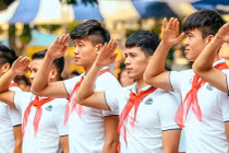 Đình Trọng, Quang Hải tham gia chào cờ đầu tuần với học sinh trường THCS Nguyễn Trường Tộ