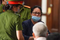 Bà Dương Thị Bạch Diệp gây rối tại tòa