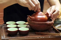 Cầm chén trà đừng vội uống ngay