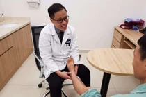 Bác sĩ giúp cụ già muốn đi phải có người dìu, nay tự đạp xe đi chơi