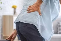 Đau buốt thắt lưng là bị bệnh gì? Có nguy hiểm không?