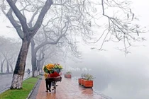 Hà Nội sáng sớm có sương mù, mưa phùn, trưa, chiều giảm mây, trời hửng nắng. Ảnh minh họa.