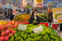 Giá xăng dầu tăng kéo theo giá hàng hóa tiêu dùng tăng cao khiến người dân thêm “nặng gánh” chi tiêu.