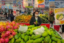 Giá xăng dầu tăng kéo theo giá hàng hóa tiêu dùng tăng cao khiến người dân thêm “nặng gánh” chi tiêu.