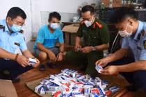 Cơ quan chức năng thu giữ lô thuốc "điều trị covid - 19" không rõ chất lượng. 