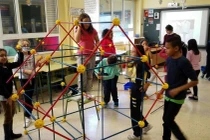 Năm 2015, chương trình “Arquitectura Para Niños” (Kiến trúc cho trẻ em), sáng kiến giáo dục của một dự án địa phương, đã lần đầu tiên tổ chức khóa học kiến trúc dành cho các học sinh lớp 4 của trường tiểu học Ceip Praza de Barcelos ở Galicia, Tây Ban Nha.