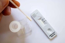 Mỹ cảnh báo đã có trường hợp ngộ độc do dung dịch kit test Covid-19 