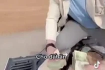 Nguyễn Minh Luân cầm từng cọc tiền ném xuống “cho đất ăn”.