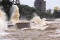 Bão số 2 giật cấp 11 đã đổ bộ vào đất liền các tỉnh từ Nam Định đến Hải Phòng