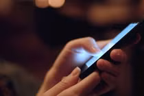 Tránh để màn hình quá sáng