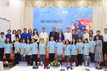 Các bạn Thanh thiếu niên và Đại biểu chụp ảnh lưu niệm.