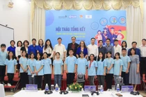 Các bạn Thanh thiếu niên và Đại biểu chụp ảnh lưu niệm.