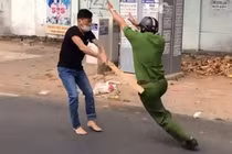 Đối tượng Hiếu dùng gậy chống trả quyết liệt.