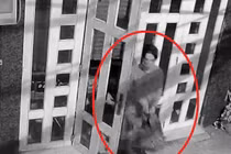  Dùng sào câu chìa khóa trộm 200 triệu đồng