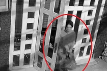  Dùng sào câu chìa khóa trộm 200 triệu đồng