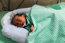 Bé trai sơ sinh bị mẹ bỏ rơi trong khe tường ở Hà Nội được gia đình đón về chăm sóc